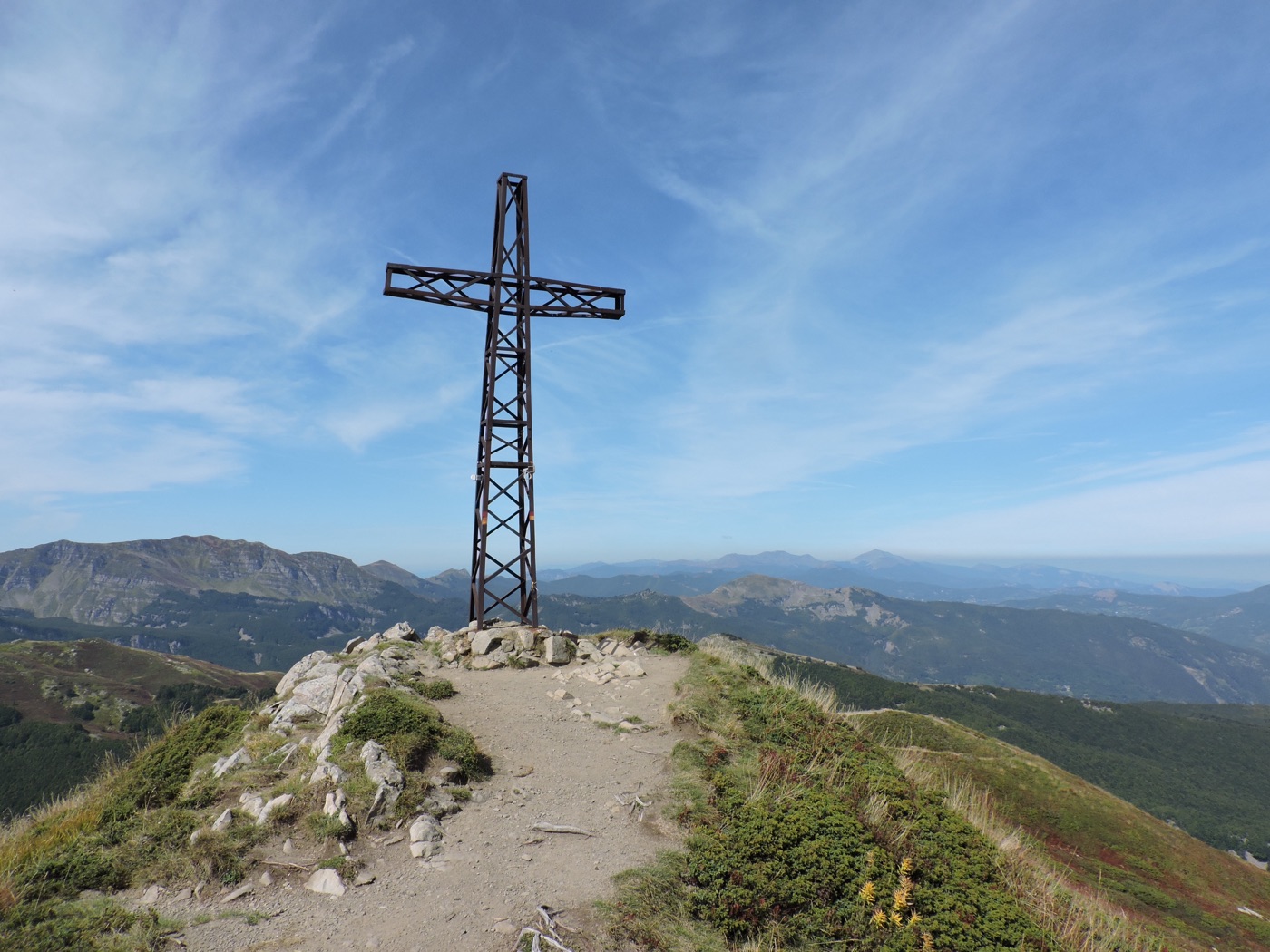 Croce di vetta sul Monte Gomito, sull'Appennino tosco-emiliano.