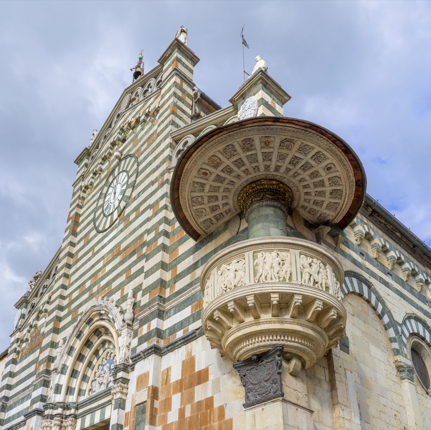 La Cattedrale di Santo Stefano a Prato, con il pulpito di Donatello e Michelozzo.